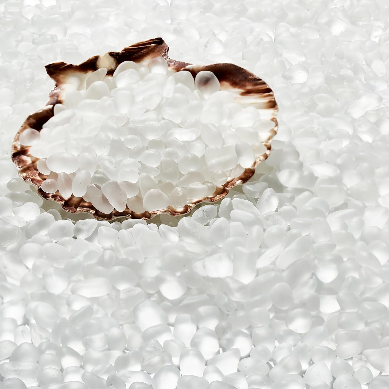 QEQEKAKA Sea Glass Stones for Crafts About 2.75LB (1180g/41.62oz) White Glass Pebbles Gemstones Bulk for Aquarium Rocks Fish Tank Gravel Filler for Vases Centerpieces